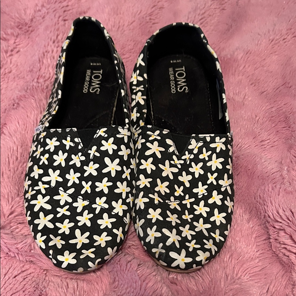 TOMS Women’s Black and White Daisy Slippers Shoes Size 8